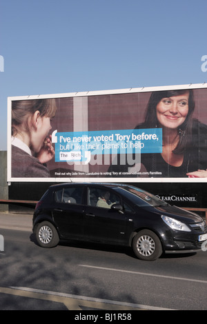 Ich habe noch nie gestimmt, Tory vor, aber ich mag ihre Pläne, Familien zu helfen verunstaltet 'Hilfe die reichen' Alphington Rd Exeter UK zu lesen Stockfoto