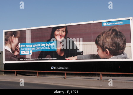 Ich habe noch nie gestimmt, Tory vor, aber ich mag ihre Pläne, Familien zu helfen verunstaltet 'Hilfe die reichen' Alphington Rd Exeter UK zu lesen Stockfoto