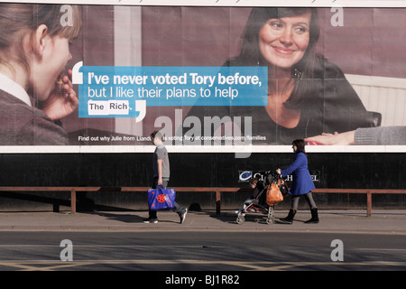 Ich habe noch nie gestimmt, Tory vor, aber ich mag ihre Pläne, Familien zu helfen verunstaltet 'Hilfe die reichen' Alphington Rd Exeter UK zu lesen Stockfoto