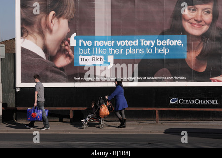 Ich habe noch nie gestimmt, Tory vor, aber ich mag ihre Pläne, Familien zu helfen verunstaltet 'Hilfe die reichen' Alphington Rd Exeter UK zu lesen Stockfoto