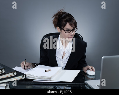 schöne fröhliche kaukasischen Frau Arbeiten beschäftigt computing Laptop Geschäftscomputer sitzen am Schreibtisch auf isolierte Hintergrund Stockfoto