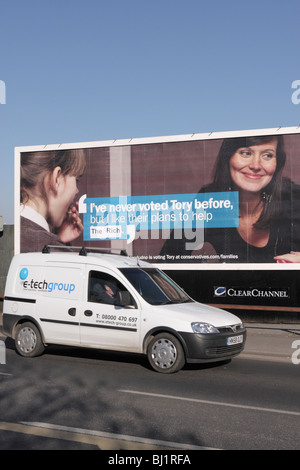 Ich habe noch nie gestimmt, Tory vor, aber ich mag ihre Pläne, Familien zu helfen verunstaltet 'Hilfe die reichen' Alphington Rd Exeter UK zu lesen Stockfoto