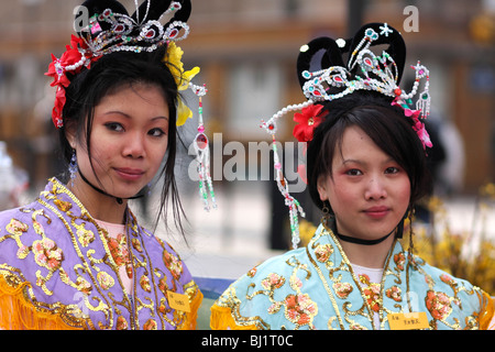 Zwei Darstellerinnen an das chinesische Neujahr parade in den Straßen von Paris, Frankreich Stockfoto