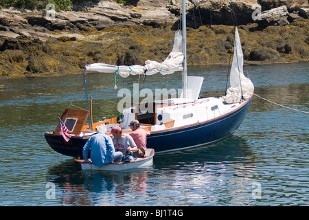 Besucher der Insel an Land landen und wieder ihr eigenes Boot mit Hilfe der Höflichkeit Jolle auf Damariscove Island, Maine Stockfoto