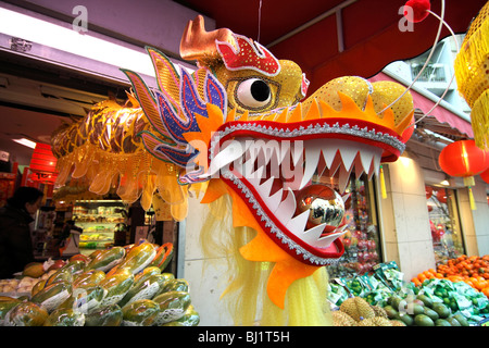 Ein Drachenkopf springen aus einem Laden an der Chinese New Year-Parade in den Straßen von Paris, Frankreich Stockfoto