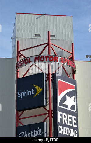 Melden Sie vor dem Bristol Motor Speedway in Bristol, Tennessee, USA an Stockfoto