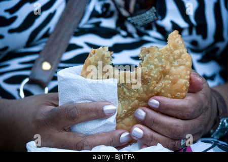 Hand der Frau mit Pastell Stockfoto