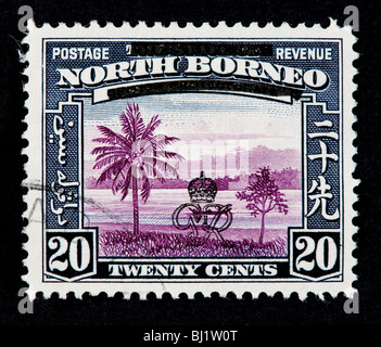 Briefmarke von Nord-Borneo (später Teil von Malaysia) Darstellung einer Flusslandschaft mit Palmen. Stockfoto