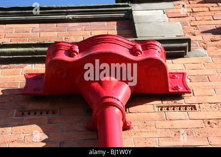 Ein altes Abflussrohr an einem Gebäude in einer Stadt, U.K. Stockfoto