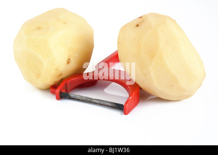 Kunststoff-Kartoffel-Pealer und zwei geschälte Kartoffeln isoliert auf weißem Hintergrund Stockfoto