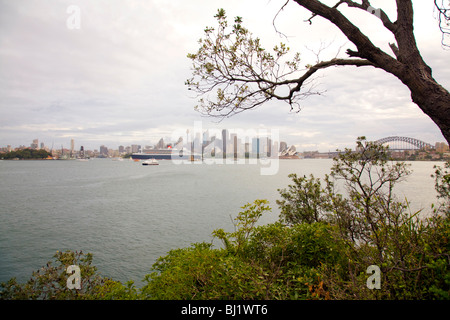 Queen Mary 2 im Hafen von Sydney neben dem Opernhaus und der Harbour Bridge von Cremorne Point betrachtet Stockfoto