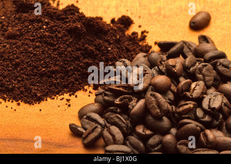 Arabica-Kaffee, ganze Bohnen und gemahlen Stockfoto