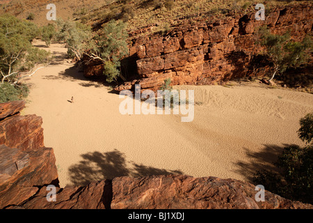 einzelnen touristischen Spaziergang durch Trephina Gorge Nature Park in East MacDonnell Ranges, Northern Territory, Australien Stockfoto