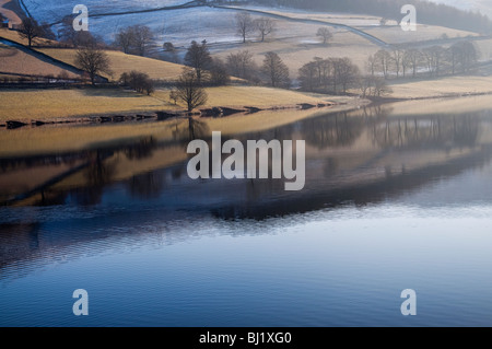 Reflexionen in Ladybower Reservoir an einem Wintermorgen Stockfoto