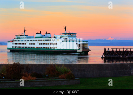 Washington State Fähre Ankunft am Fährhafen Mukilteo Stockfoto