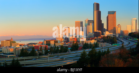 Skyline von Seattle in der Morgendämmerung an einem Wintertag im Februar Stockfoto