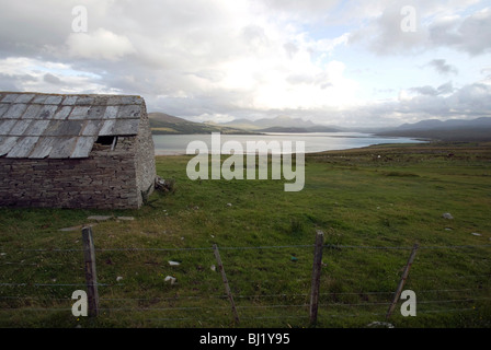 Alten Wirtschaftsgebäude und der Damm und Brücke über den Kyle of Tongue auf der nördlichen Küste von Schottland. Stockfoto