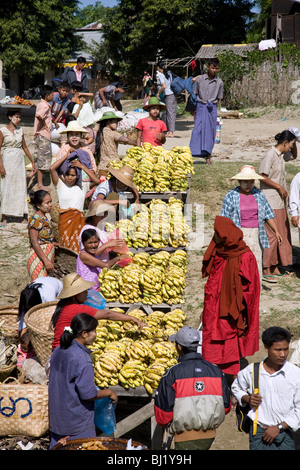 Birmanischen Frauen Bananen zu verkaufen. Pakokku Markt. Myanmar Stockfoto