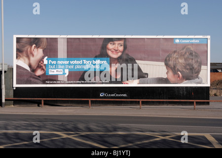 Ich habe noch nie gestimmt, Tory vor, aber ich mag ihre Pläne, Familien zu helfen verunstaltet 'Hilfe die reichen' Alphington Rd Exeter UK zu lesen Stockfoto