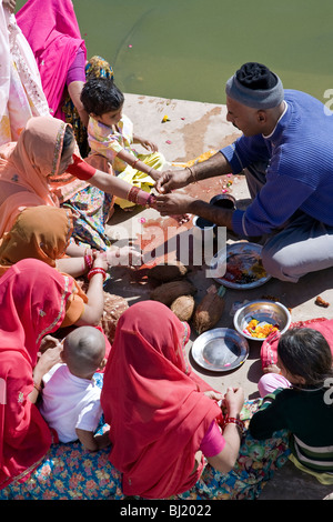 Hindu-Pilger eine rituelle Darbringung (Puja). Brahma Ghat. Pushkar-See. Rajasthan. Indien Stockfoto