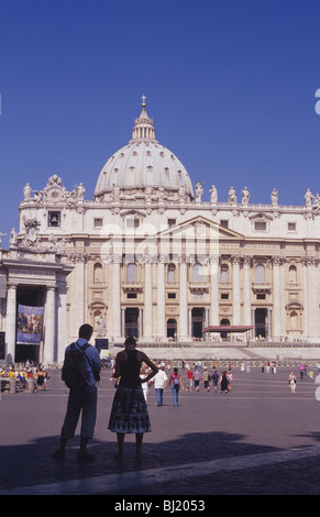 Touristen vor San Pietro im Vatikan, Rom, Italien Stockfoto