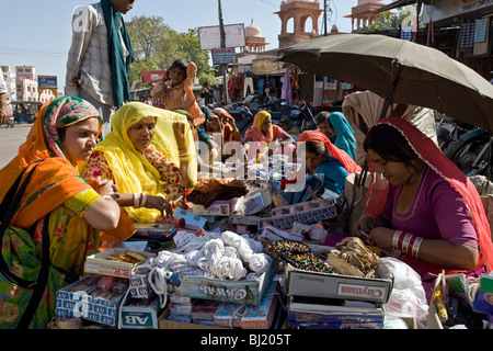 Indische Frauen kaufen Armreifen (traditionelle Armbänder) Bikaner. Rajasthan. Indien Stockfoto