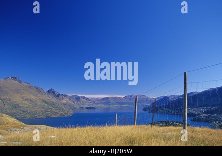 Blick auf Lake Wakatipu und Berge von Deer Park Höhen in der Nähe von Queenstown, Südinsel, Neuseeland Stockfoto