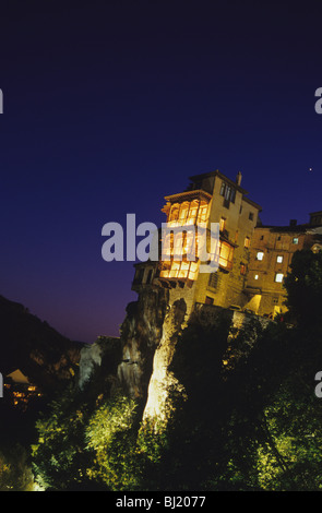 Ansichten in der Abenddämmerung des Casas Colgadas(Hanging Houses) in Cuenca, Spanien Stockfoto