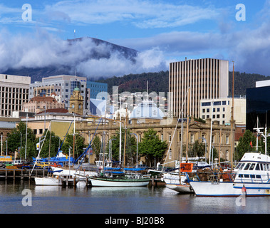 Die Innenstadt von Bezirk von Hobart über überschattet von Mount Wellington von Constitution Dock betrachtet Stockfoto