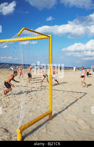 Lettland, Ost-Europa, Baltikum, Riga, Jurmala, Männer spielen Beach-Soccer auf Majori Strand Stockfoto