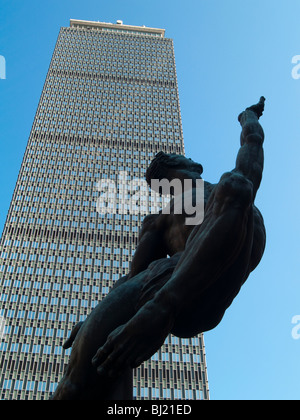 Eine Skulptur streckt an die Spitze der Prudential Building auf 800 Boylston Street in der Stadt von Boston, Massachusetts, USA Stockfoto