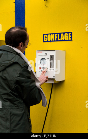 Münze betriebenen Maschine Luftpumpe / Auto Reifen Inflation / Luftpumpe an einer Tankstelle in Frankreich weht. Stockfoto