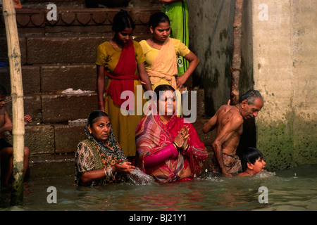 Indien, Varanasi, Ganges Fluss, Frauen beten bei Sonnenaufgang Stockfoto