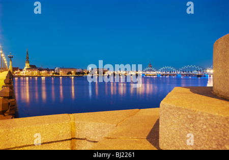 Lettland, Ost-Europa, Baltikum, Riga, Blick auf die Altstadt Stadt über Düna Fluss Stockfoto