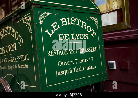 Lieferung Handwagen / Bollerwagen geparkt vor der Bistro De Lyon: Restaurant / Café / Bistro-Bar in der Stadt von Lyon, Frankreich. Stockfoto