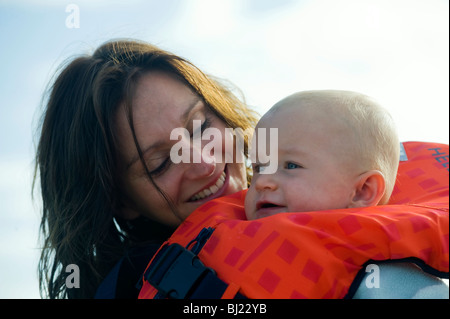 Frau mit einem Kind mit Schwimmweste, Schweden. Stockfoto