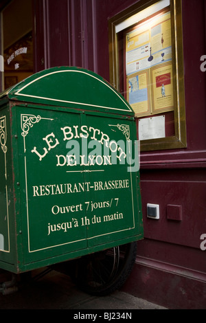 Lieferung Handwagen / Bollerwagen geparkt vor der Bistro De Lyon: Restaurant / Café / Bistro-Bar in der Stadt von Lyon, Frankreich. Stockfoto