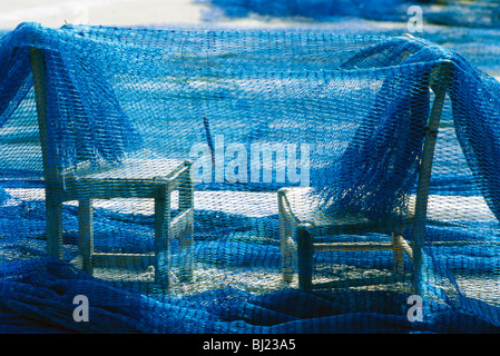 Fischernetz hängen zwei Stühle, Spanien. Stockfoto