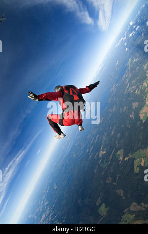 Ein Fallschirm-Springer in der Luft, Schweden. Stockfoto