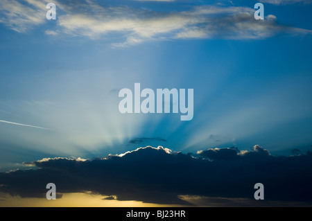 Sonnenaufgang hinter Wolken Stockfoto