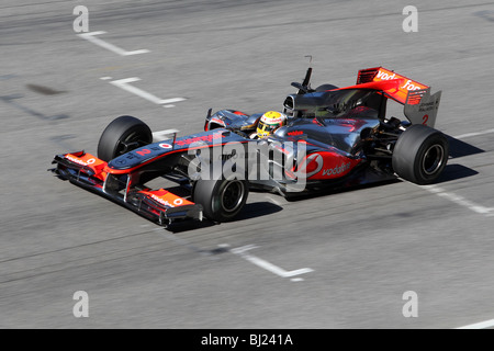 Lewis Hamilton McLaren Mercedes Formel1 Auto in Barcelona zu fahren. Stockfoto