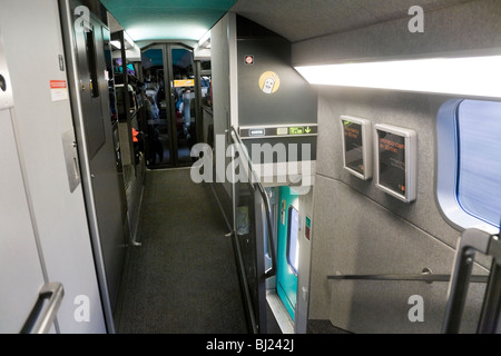 Flur und Treppe in einem Doppeldeck Train Grande Vitesse Beförderung auf einem französischen TGV Zug in Frankreich. Stockfoto