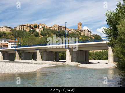 Brücke über den Rio Cinca in der Stadt Ainsa, Provinz Huesca, Aragon Nordspanien, mit der mittelalterlichen Stadt im Hintergrund Stockfoto