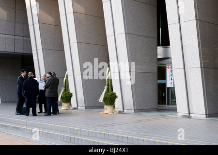 Gehaltsempfänger (japanische Geschäftsleute) vor Bürogebäude, Iidabashi Tokio. Stockfoto