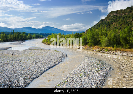 Rio Cinca, ein kräftiger Fluss fließt nach Süden von den hohen Pyrenäen durch Ainsa, Provinz Huesca, Aragon, Nordspanien Stockfoto