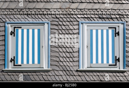 Haus Mit Schieferfassade Und Fensterläden, Goslar, Deutschland. -Haus mit Schiefer Fassade und Fensterläden, Goslar, Deutschland. Stockfoto