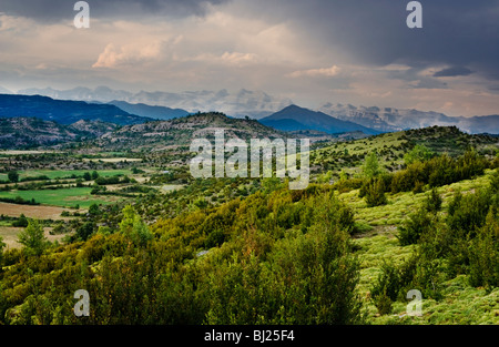 Anzeigen von oben das Dorf Las Bellostas in Richtung Monte Perdido, in der hohen Pyrenäen von Huesca Provinz, Nordspanien Stockfoto