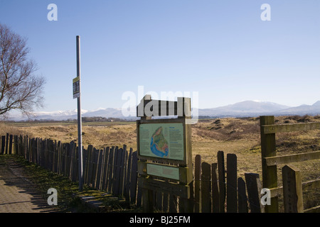 Newborough Warren Nature Reserve Anglesey North Wales March mit Blick auf die schneebedeckte Eryri Snowdonia Mountain Range Stockfoto