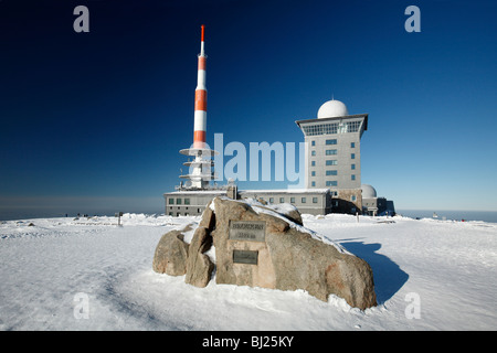 Sendemast und Wetterstation im Winter Brocken Berg, Nationalpark Hochharz, Sachsen Anhalt, Deutschland Stockfoto