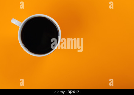 Draufsicht der Kaffeetasse auf farbigem Hintergrund Stockfoto